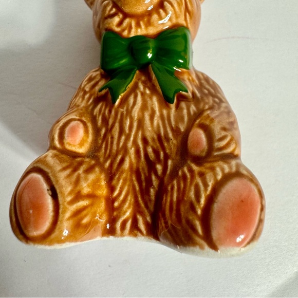 Vintage single teddy bear salt shaker. Approx 2.5”H x 1.5”L. Adorable bear - Picture 7 of 10
